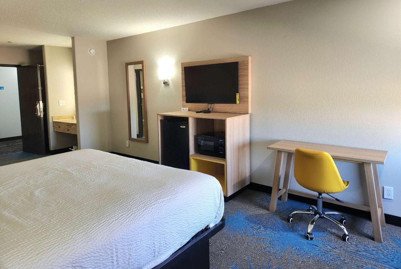 King Room - Non-Smoking at Days Inn & Suites by Wyndham New Iberia