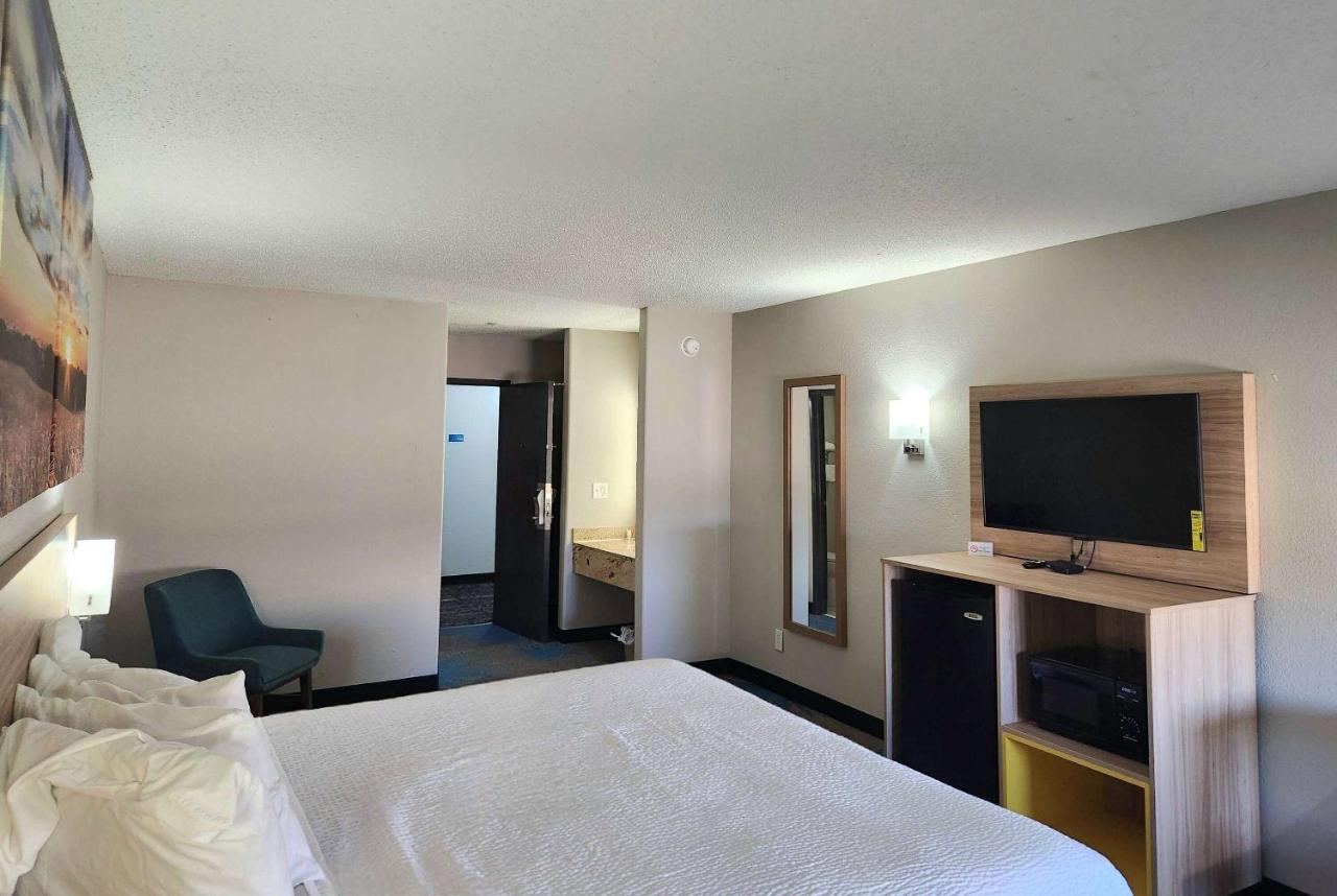 King Room - Non-Smoking at Days Inn & Suites by Wyndham New Iberia