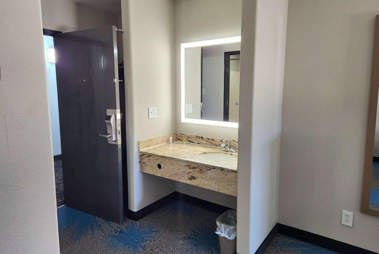 King Room - Non-Smoking at Days Inn & Suites by Wyndham New Iberia