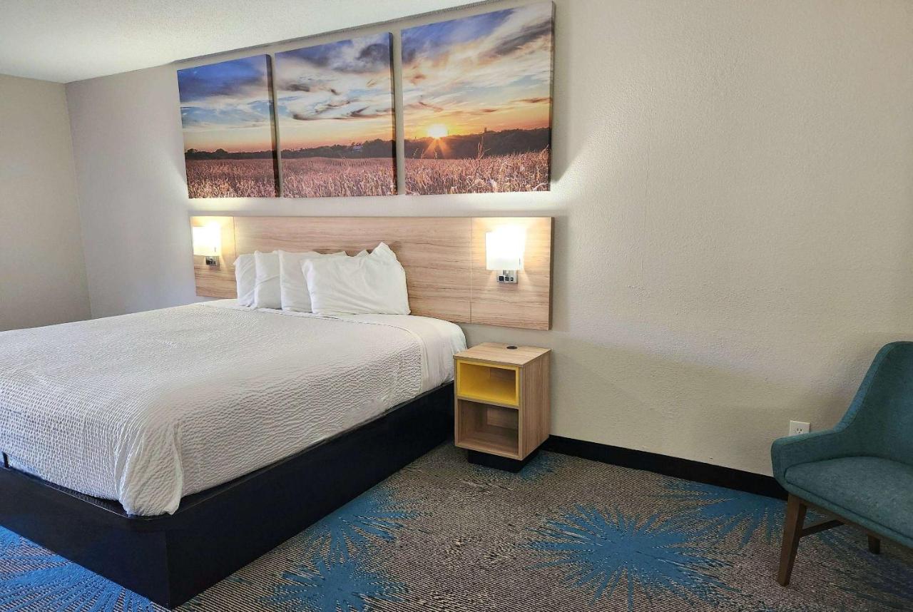King Room - Non-Smoking at Days Inn & Suites by Wyndham New Iberia