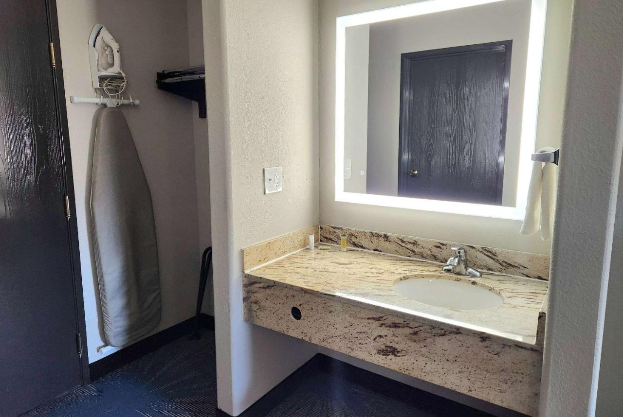 King Room - Non-Smoking at Days Inn & Suites by Wyndham New Iberia