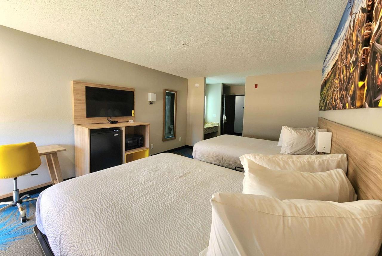 Queen Room with Two Queen Beds - Non-Smoking at Days Inn & Suites by Wyndham New Iberia