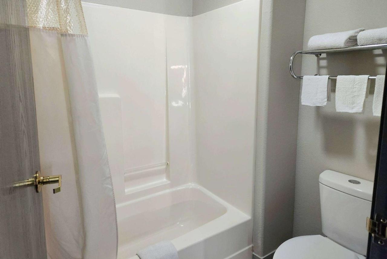 King Room - Non-Smoking at Days Inn & Suites by Wyndham New Iberia