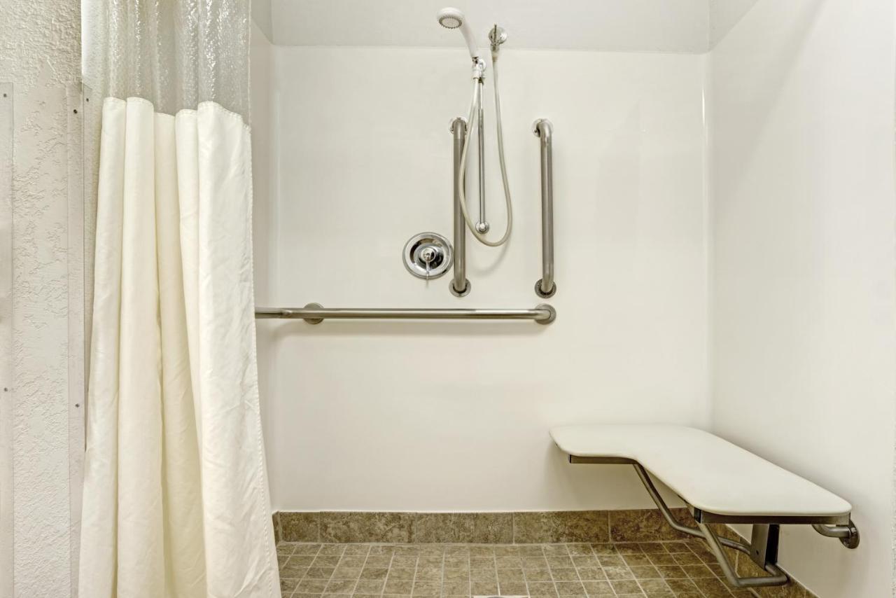 Queen Room - Disability Access/Non-Smoking at Days Inn by Wyndham Faribault