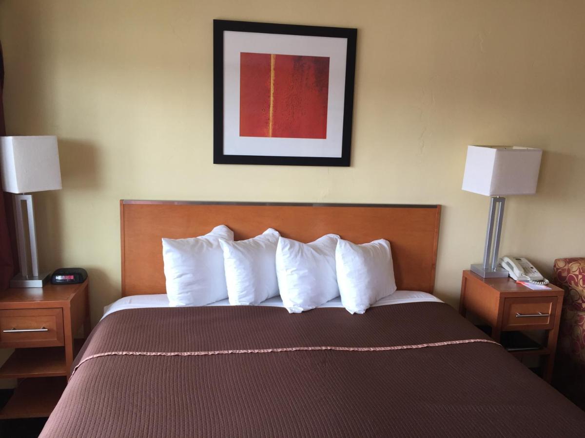King Room - Non-Smoking at Howard Johnson by Wyndham San Diego Sea World