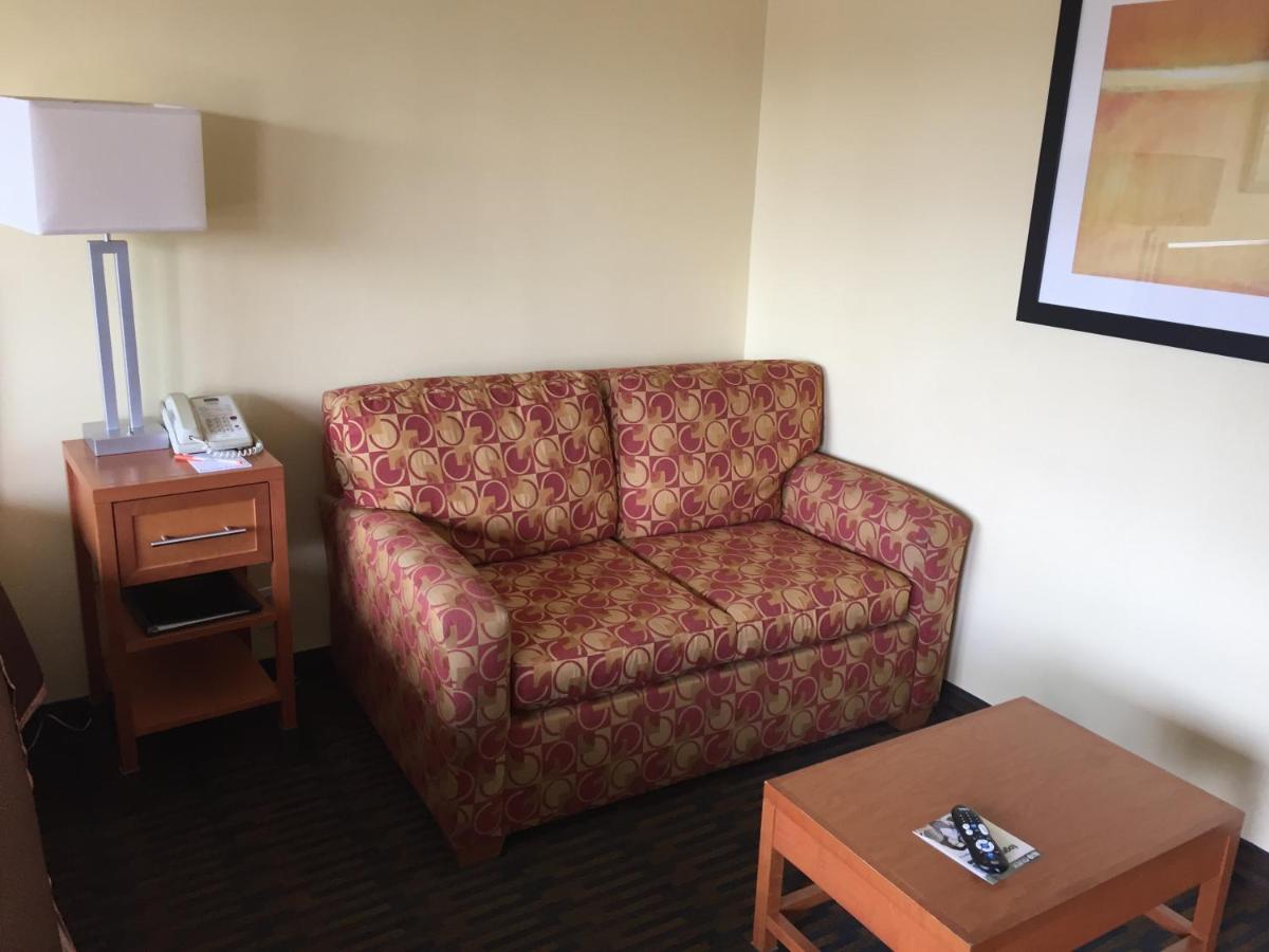 Business King Room with Sofa bed- Non-Smoking at Howard Johnson by Wyndham San Diego Sea World