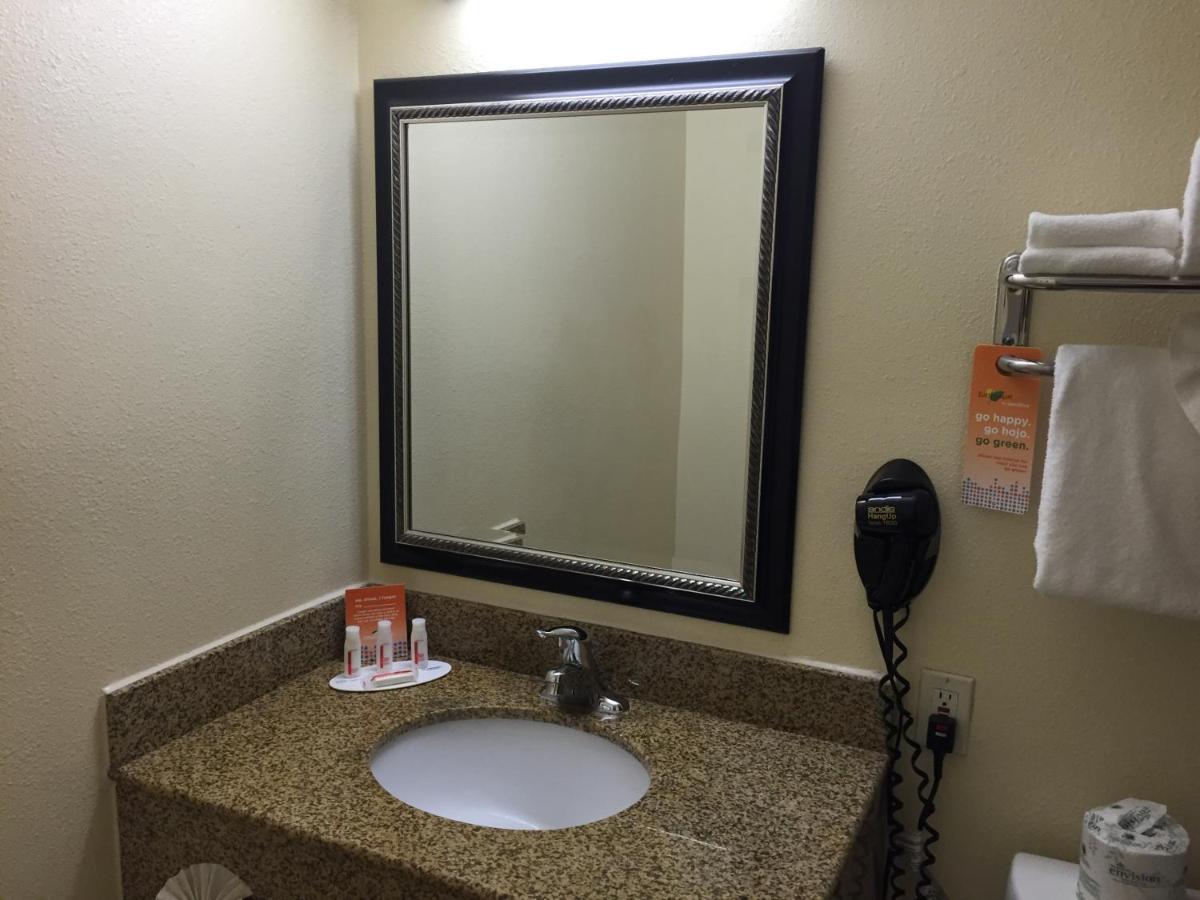 King Room - Non-Smoking at Howard Johnson by Wyndham San Diego Sea World