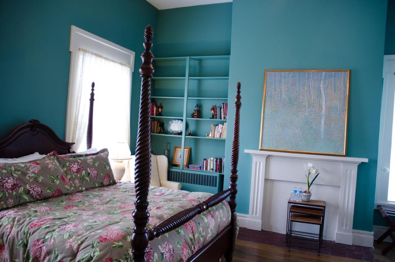 | Bourbon Manor Bed & Breakfast Inn