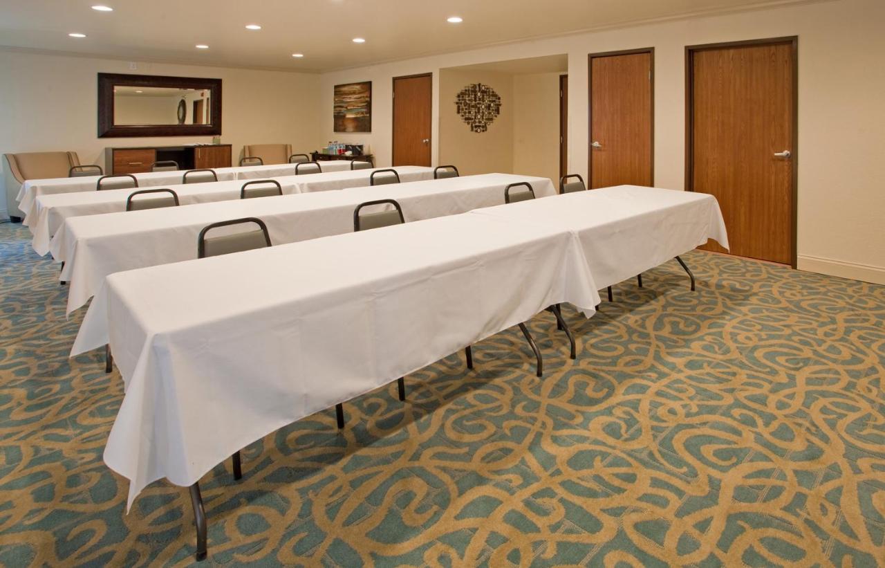 | Holiday Inn Express Hotel & Suites Branson 76 Central, an IHG Hotel