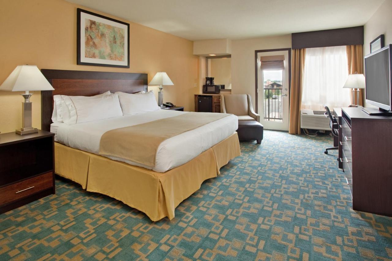 | Holiday Inn Express Hotel & Suites Branson 76 Central, an IHG Hotel