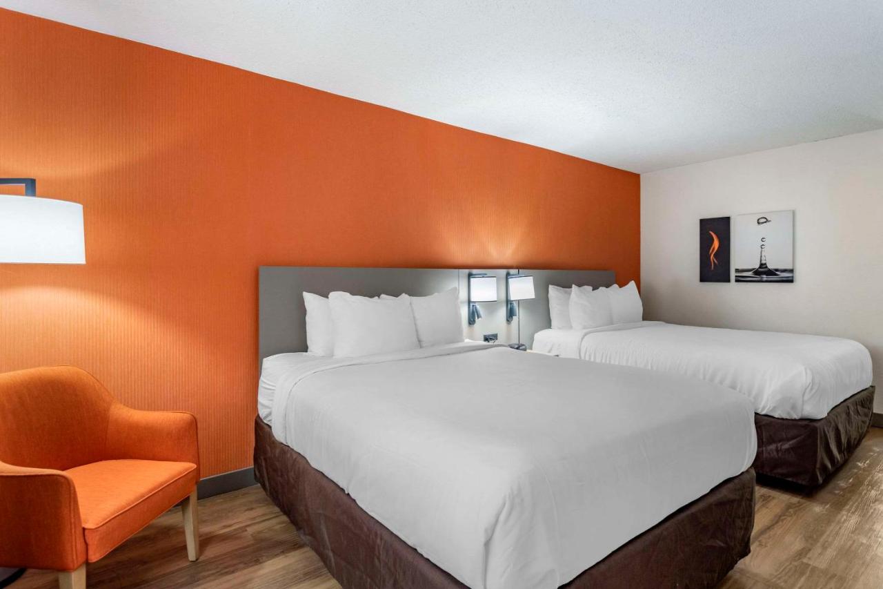 Queen Room with Two Queen Beds and City View at Comfort Inn & Suites Nashville Downtown – Stadium