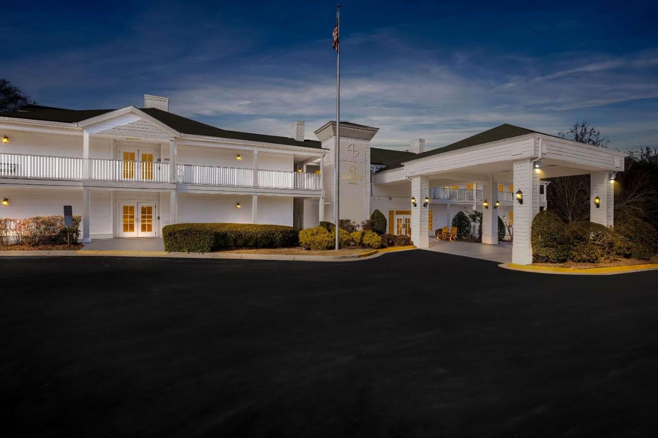 | Quality Inn Fayetteville Near Historic Downtown Square