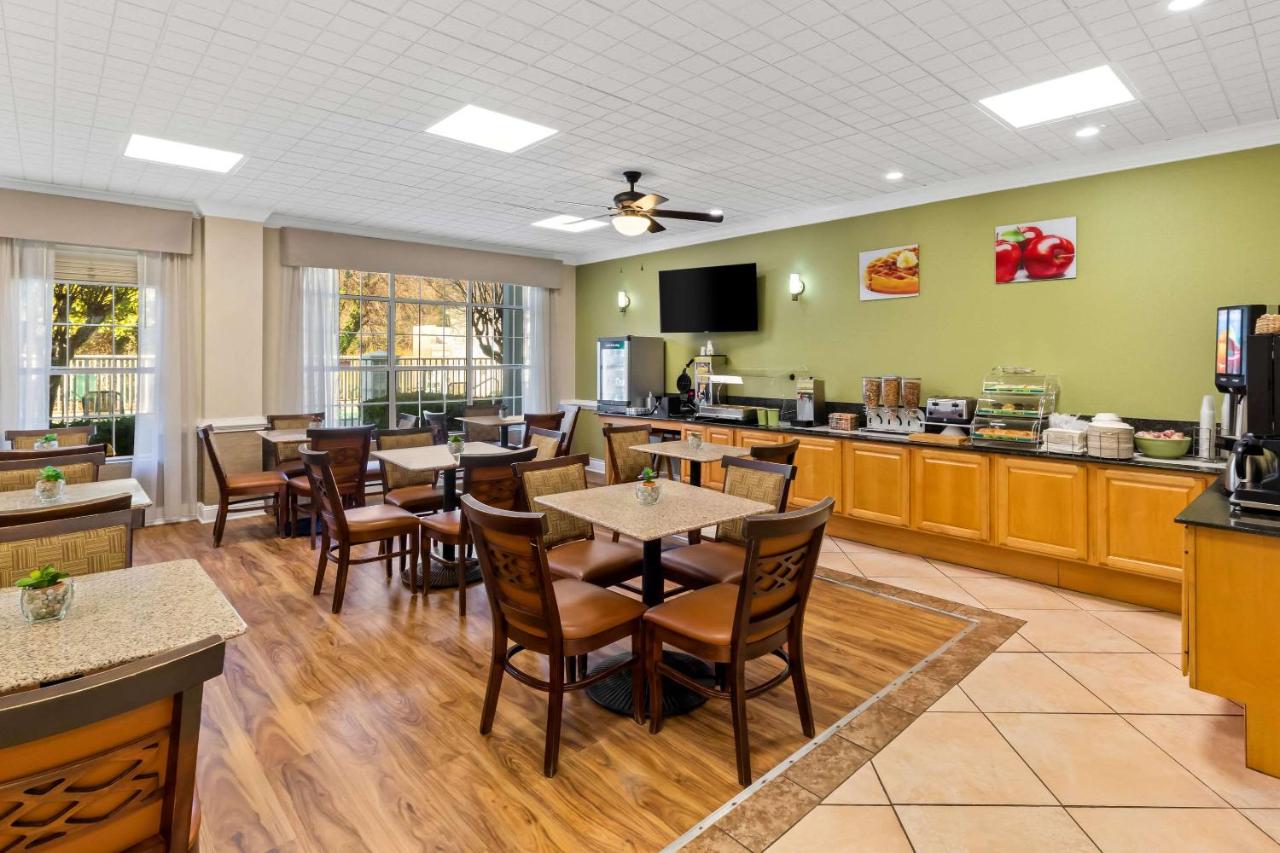 | Quality Inn Fayetteville Near Historic Downtown Square