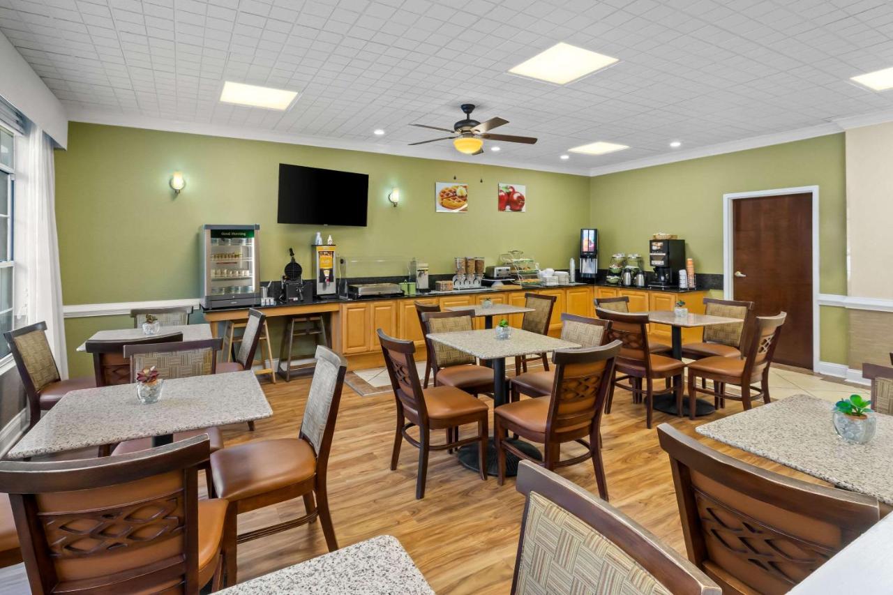| Quality Inn Fayetteville Near Historic Downtown Square