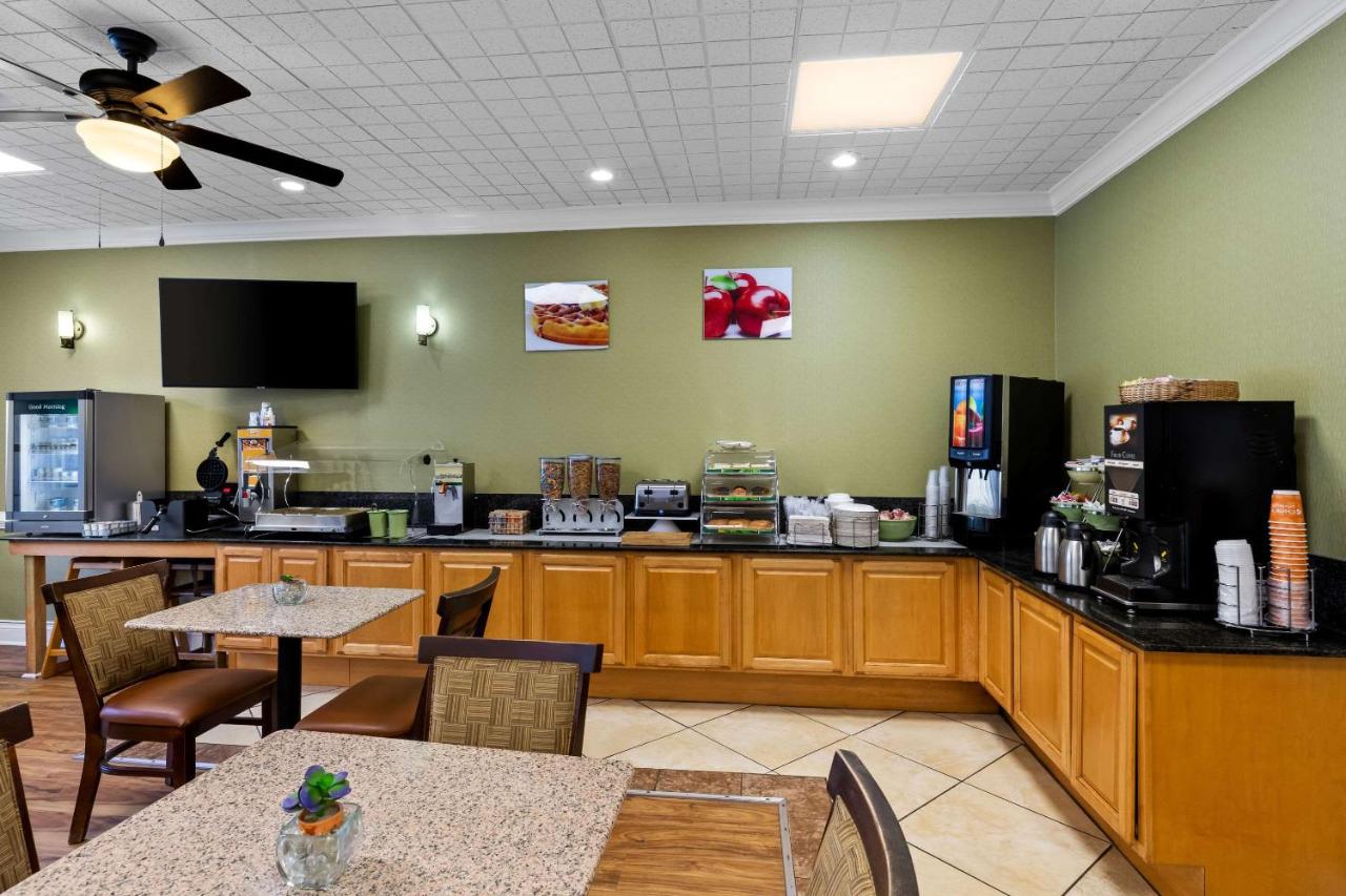 | Quality Inn Fayetteville Near Historic Downtown Square