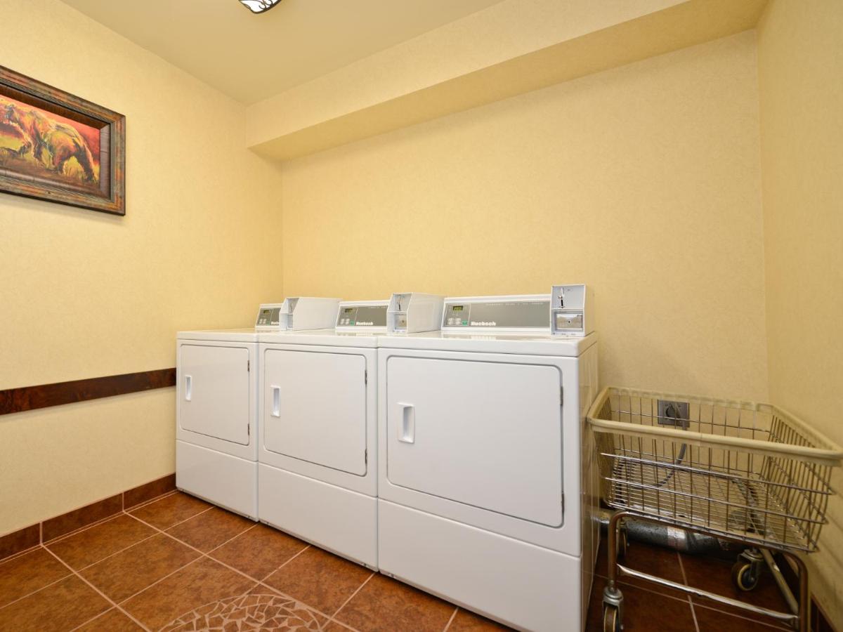 | Yellowstone West Gate Hotel
