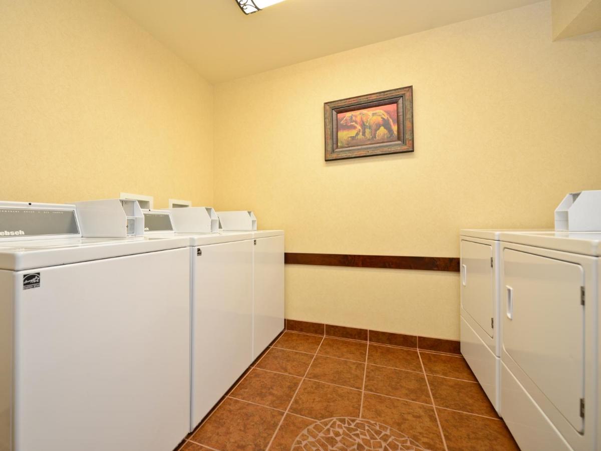 | Yellowstone West Gate Hotel