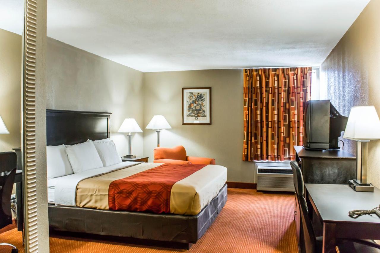 King Room - Smoking at Econo Lodge Burlington I-40