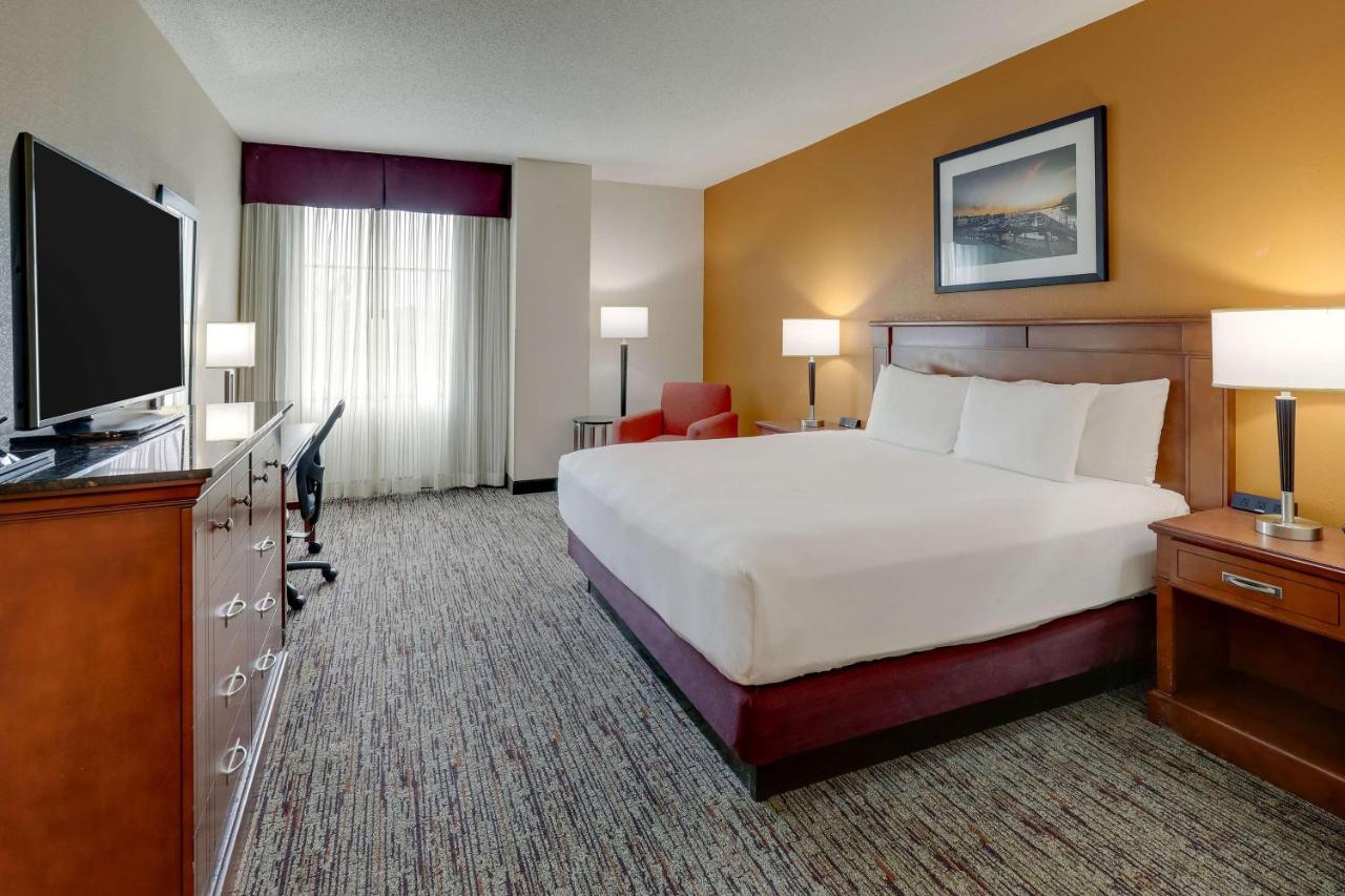 Deluxe King Room with Spa Bath at Drury Inn & Suites Charlotte Northlake