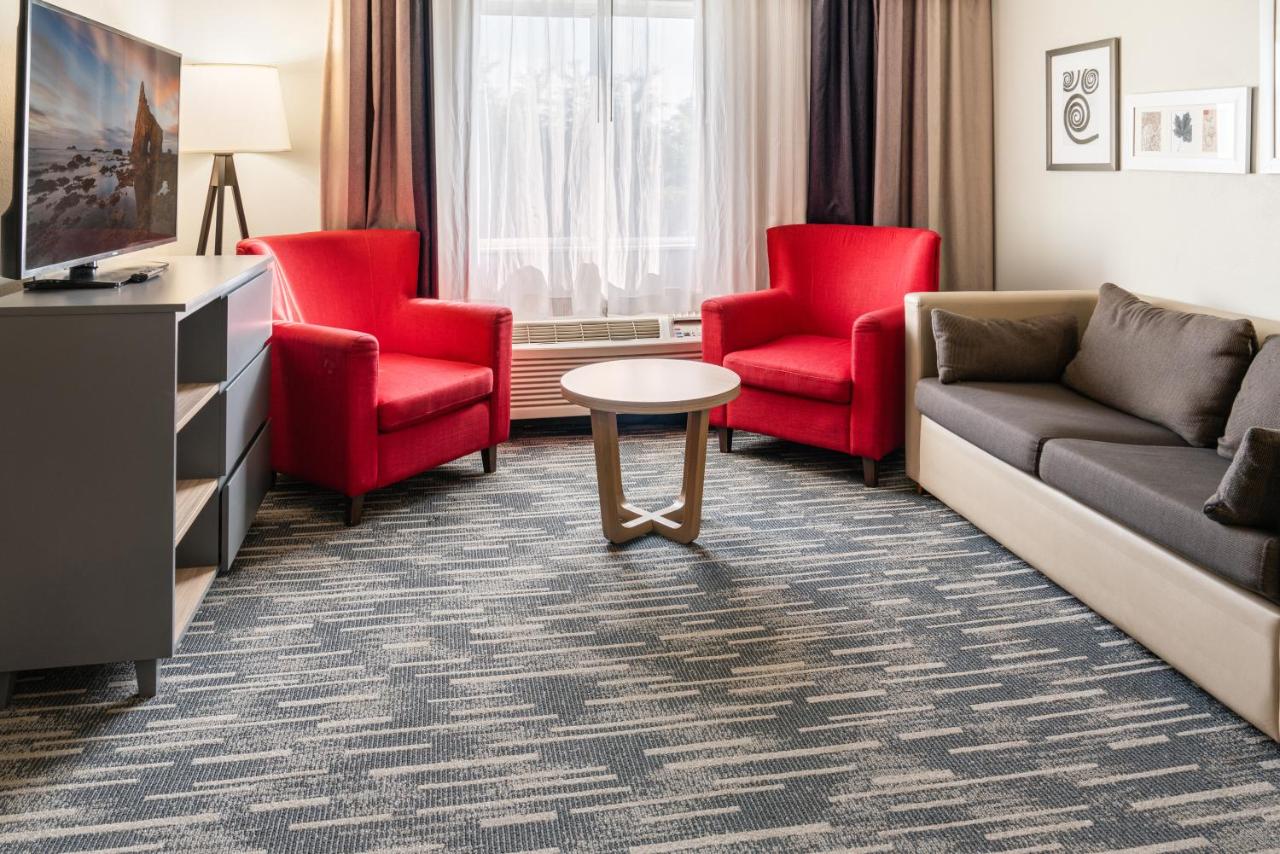 Extended Stay King Suite with Whirlpool and Kitchenette at Country Inn & Suites by Radisson, Brookings, SD