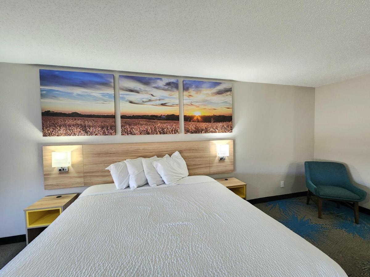 King Room - Non-Smoking at Days Inn & Suites by Wyndham New Iberia