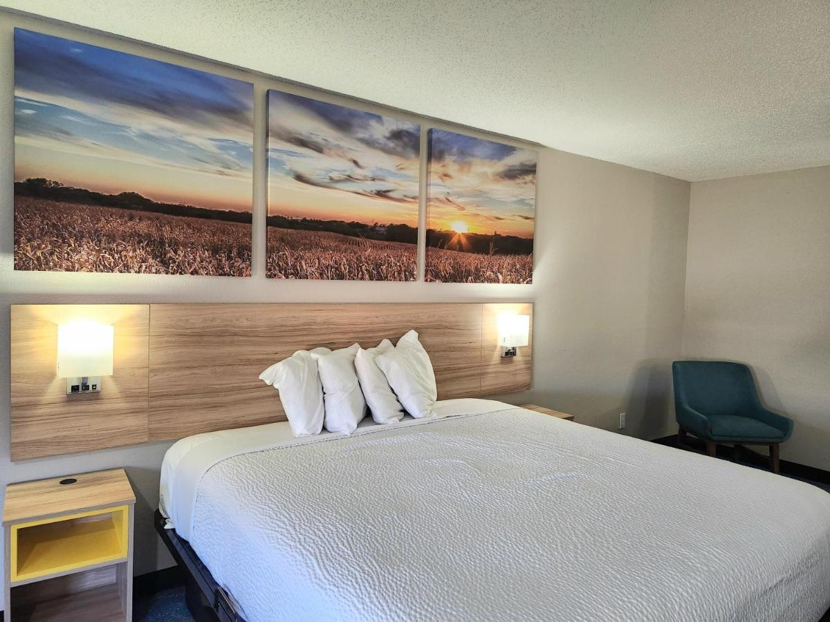 King Room - Non-Smoking at Days Inn & Suites by Wyndham New Iberia