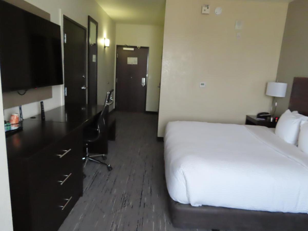King Suite with Roll-In Shower - Accessible/Non-Smoking at Sleep Inn & Suites Denver International Airport