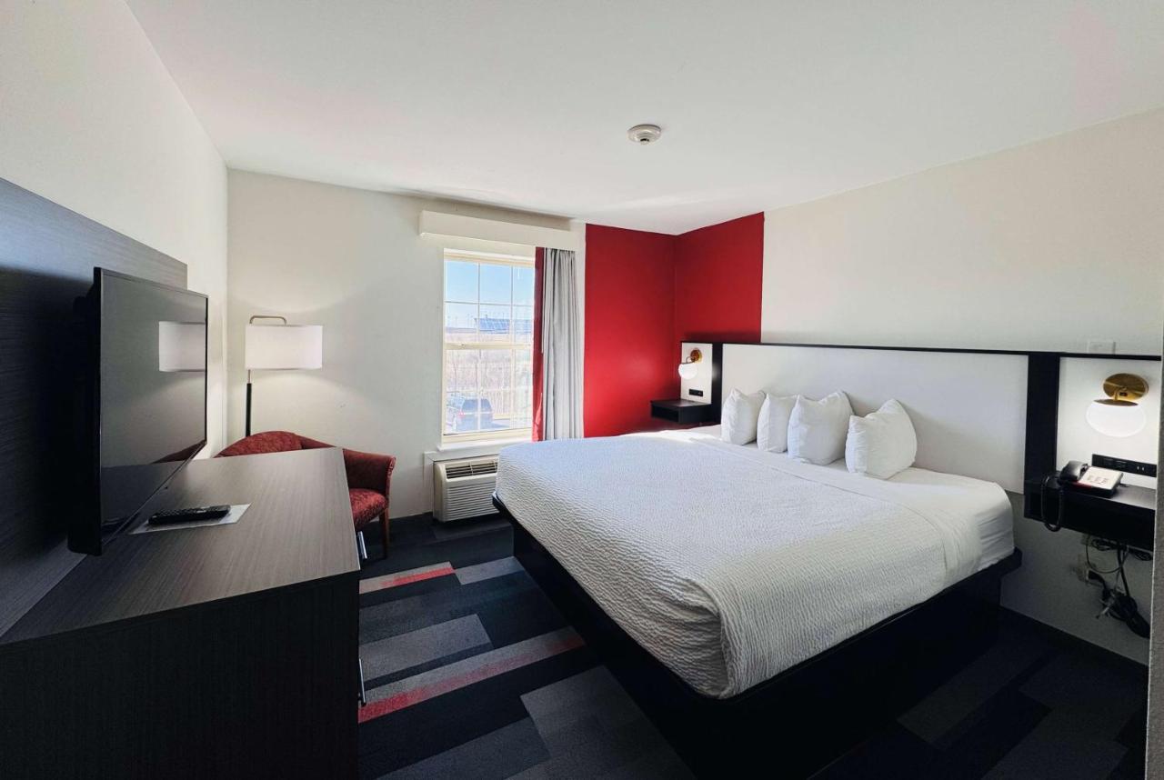 King Studio with Sofa Bed at Ramada by Wyndham Sparta/At Speedway