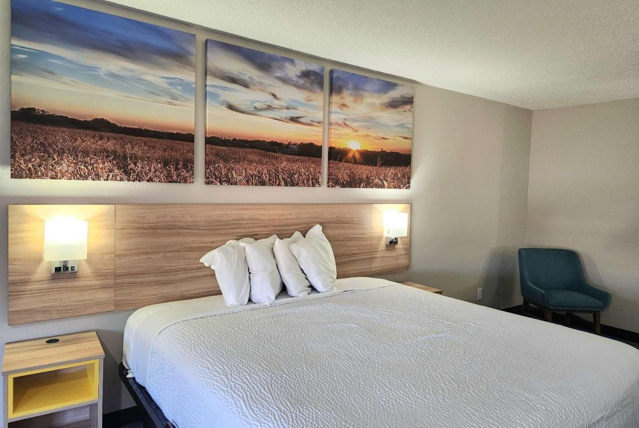 King Room - Non-Smoking at Days Inn & Suites by Wyndham New Iberia