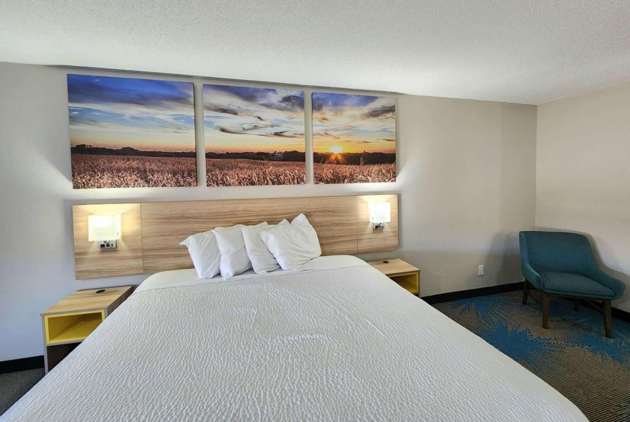 King Room - Non-Smoking at Days Inn & Suites by Wyndham New Iberia
