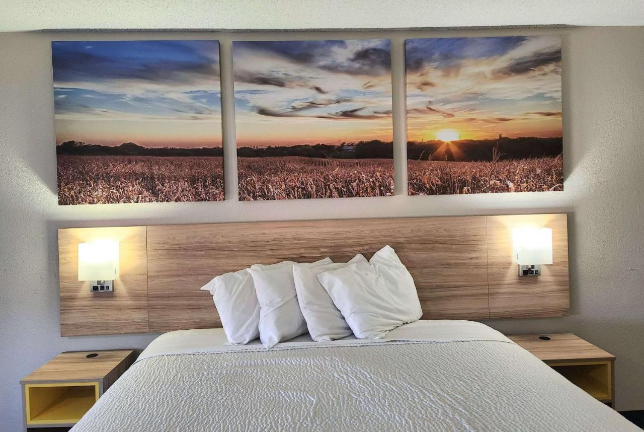 King Room - Non-Smoking at Days Inn & Suites by Wyndham New Iberia