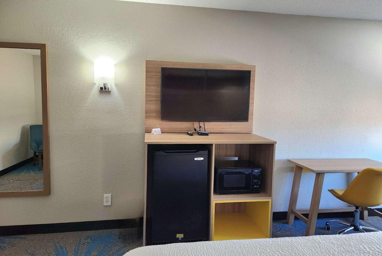 King Room - Non-Smoking at Days Inn & Suites by Wyndham New Iberia