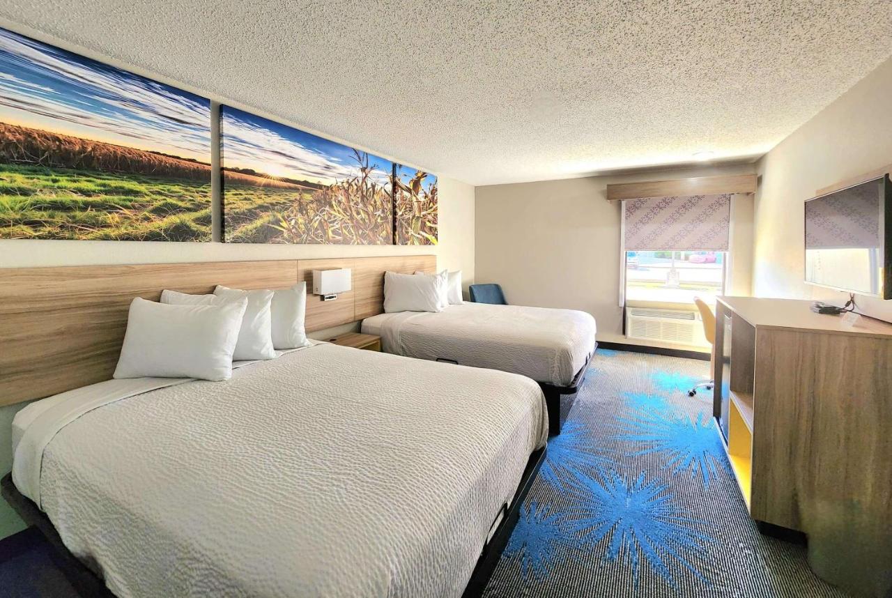 Queen Room with Two Queen Beds - Non-Smoking at Days Inn & Suites by Wyndham New Iberia
