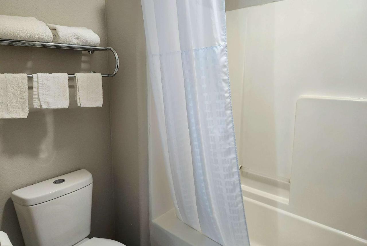 King Room - Non-Smoking at Days Inn & Suites by Wyndham New Iberia