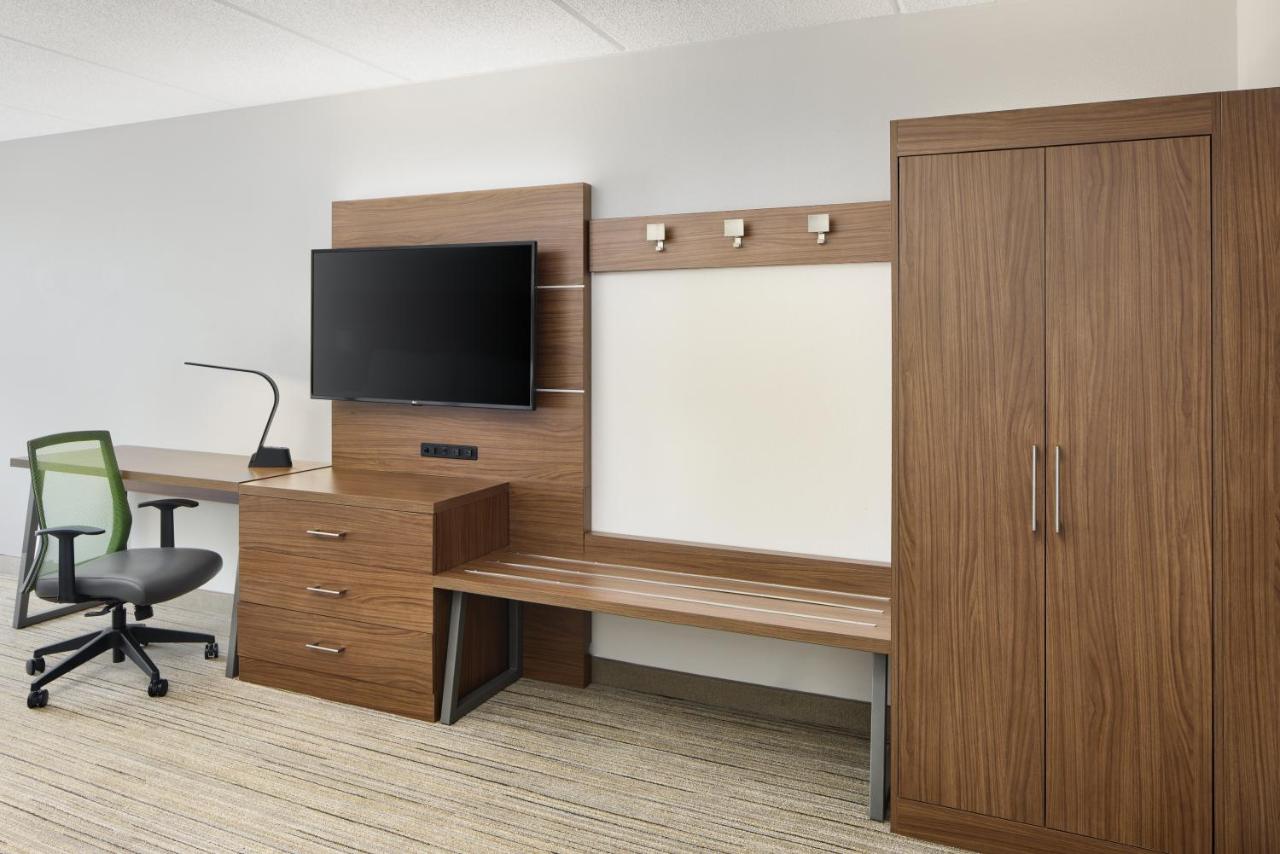 King Room with Hearing Accessability - Non-Smoking at Holiday Inn Express & Suites Atlanta - Tucker Northlake by IHG
