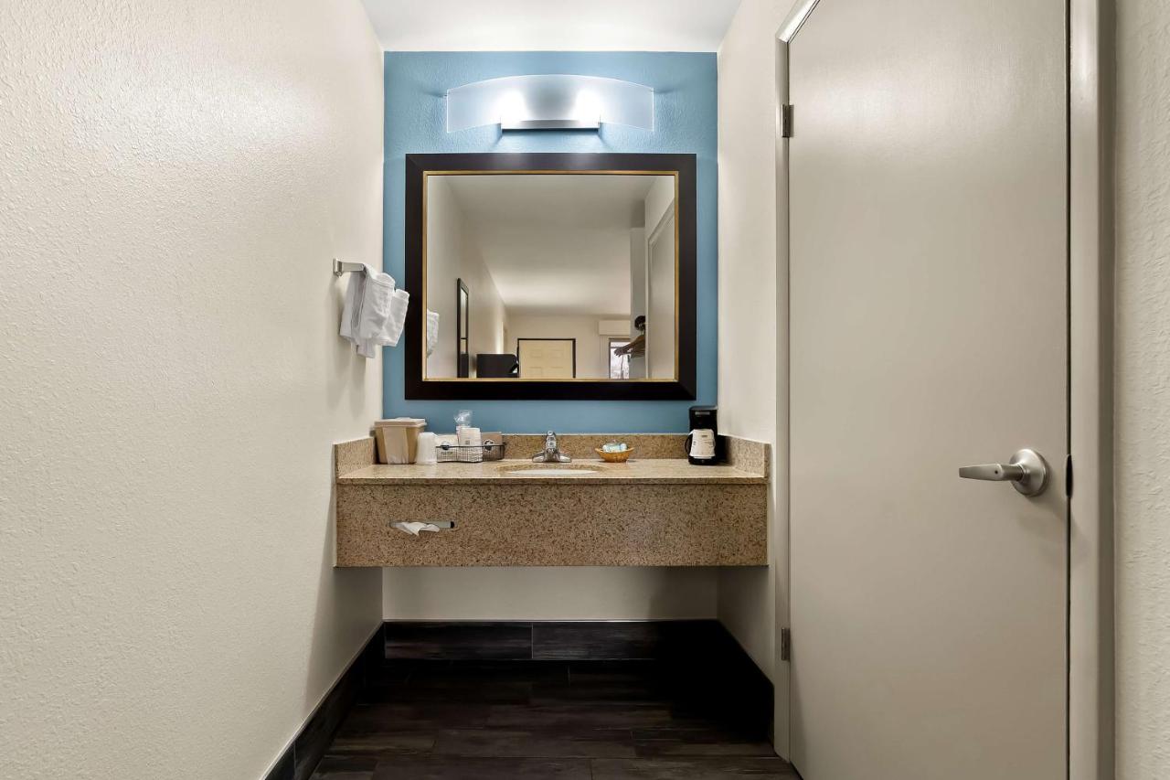 King Room with Bathtub - Disability Access/Non-Smoking at Best Western Greenville Inn
