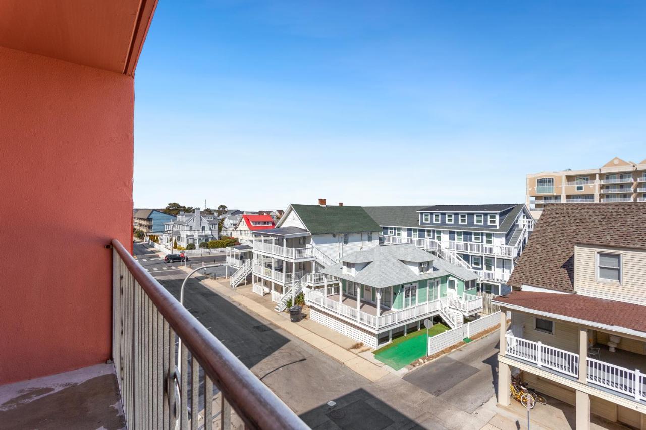 | Americana Motor Inn on Boardwalk