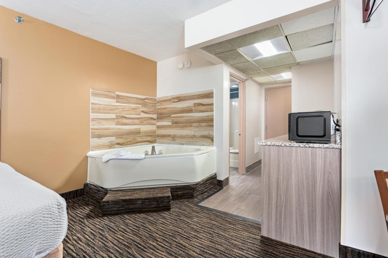 | Americana Motor Inn on Boardwalk