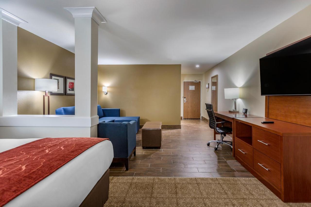 Queen Suite with Two Queen Beds and Sofa Bed at Comfort Suites Bowling Green Southeast