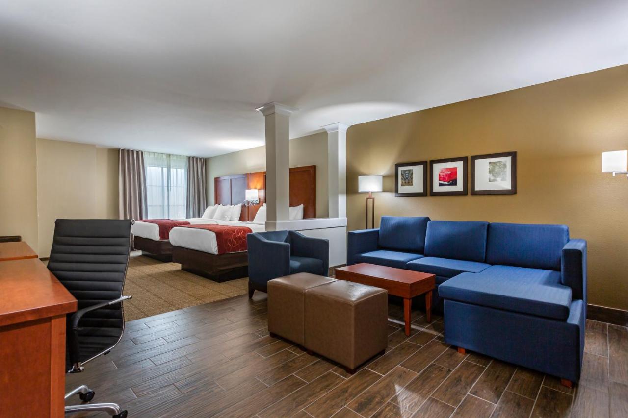 Queen Suite with Two Queen Beds and Sofa Bed at Comfort Suites Bowling Green Southeast