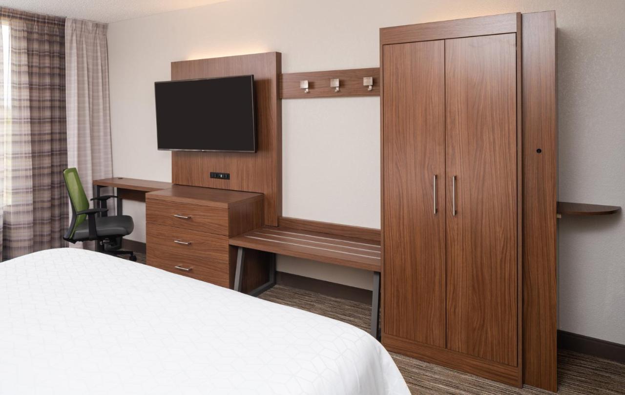 Double Room with Two Double Beds - Disability Access - Roll In Shower/Non-Smoking at Holiday Inn Express Boca Raton-West by IHG