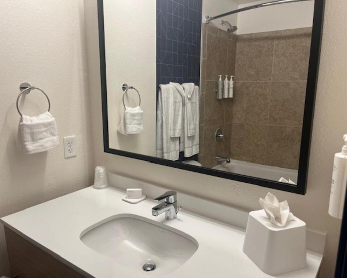| Legacy Inn & Suites