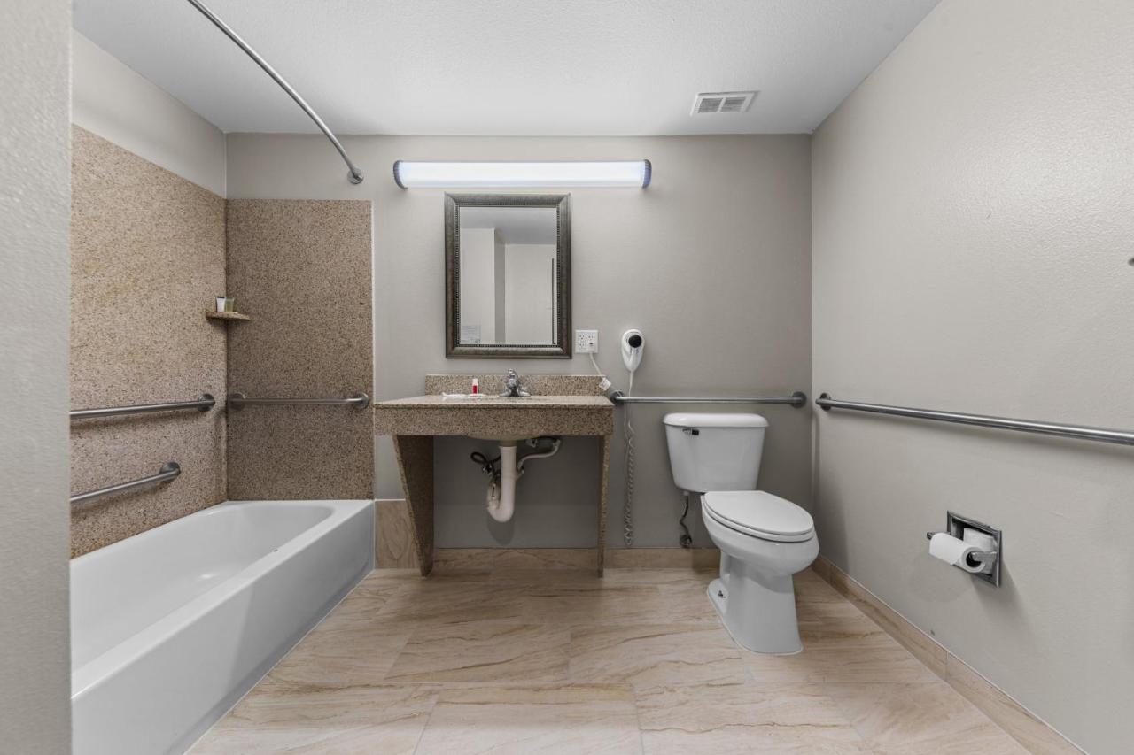 Queen Room with Bath Tub - Mobility Accessible/Non-Smoking at Days Inn by Wyndham Salado