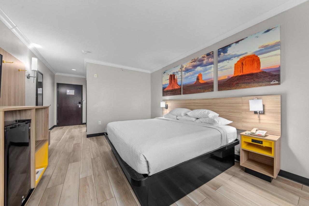 King Room - Non-Smoking at Days Inn by Wyndham Salado