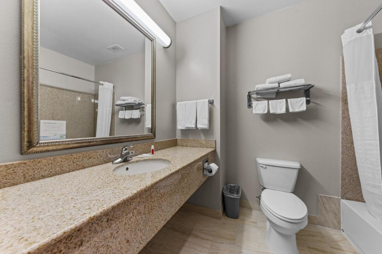 King Room - Non-Smoking at Days Inn by Wyndham Salado