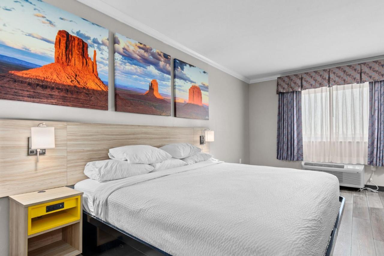 King Room - Non-Smoking at Days Inn by Wyndham Salado