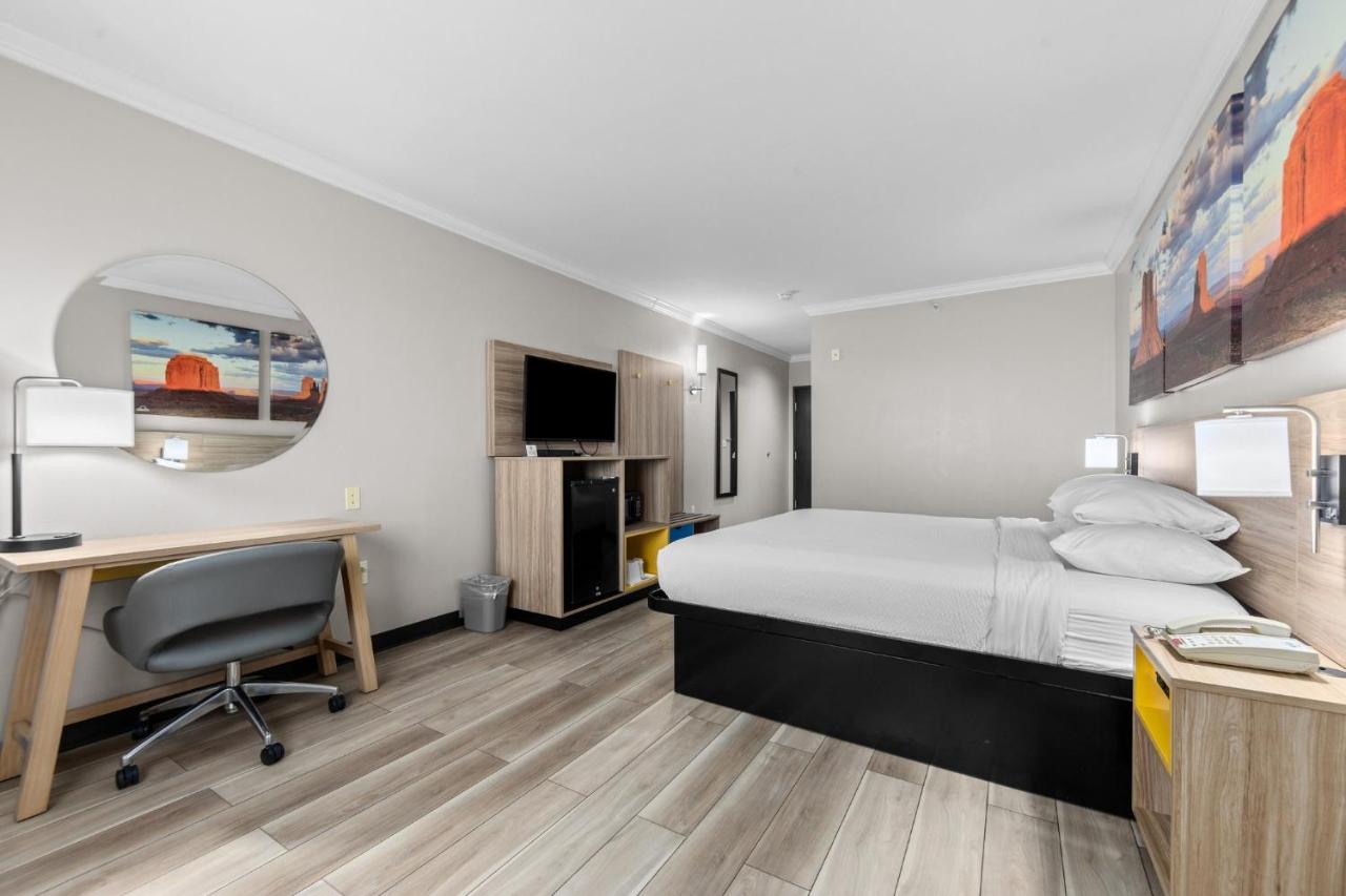 King Room - Non-Smoking at Days Inn by Wyndham Salado