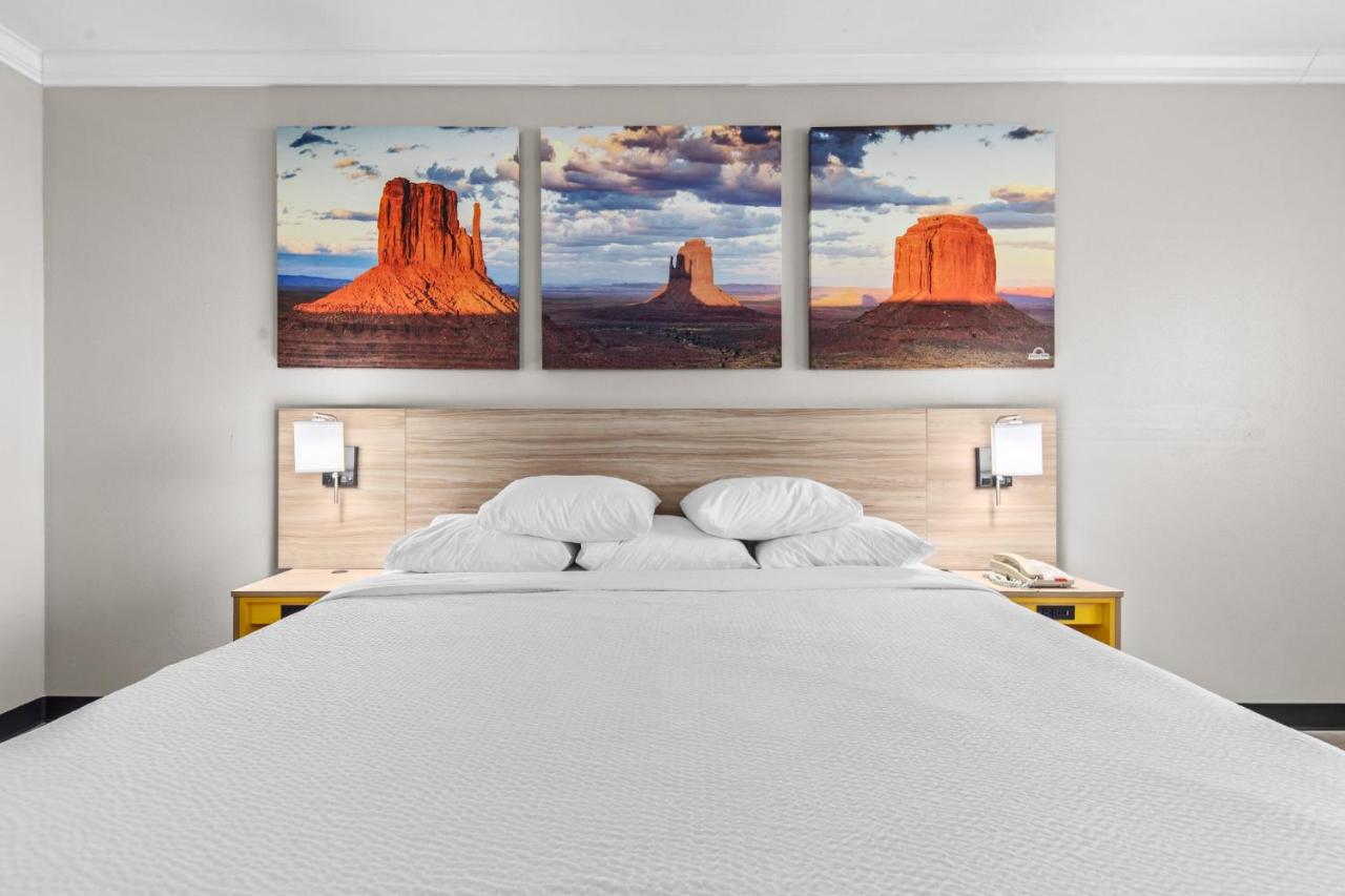 King Room - Non-Smoking at Days Inn by Wyndham Salado