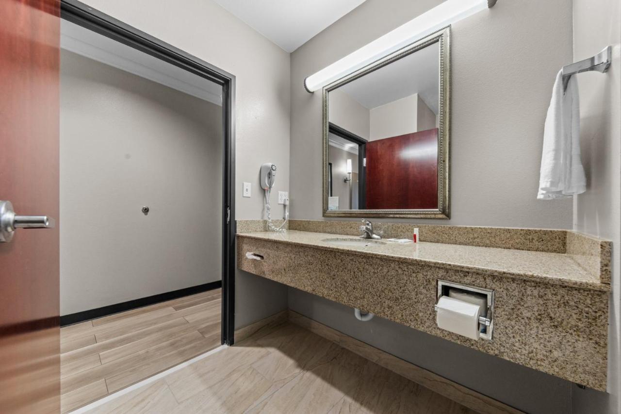 King Room - Non-Smoking at Days Inn by Wyndham Salado
