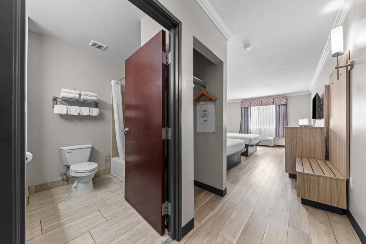 Queen Room with Bath Tub - Mobility Accessible/Non-Smoking at Days Inn by Wyndham Salado